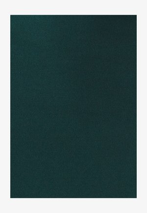 Tmavozelená látka s hladkou, matnou textúrou a jemným leskom. Žiadne vzory ani kovové prvky nie sú viditeľné, čo vytvára jednotný vzhľad.