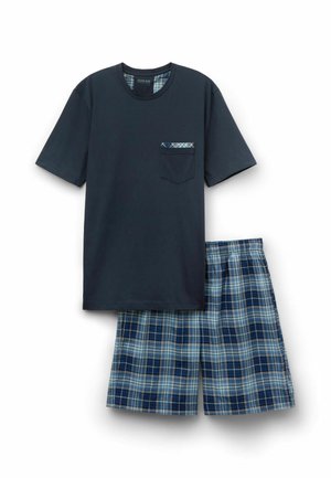 T-shirt en coton bleu foncé à manches courtes avec une poche à carreaux ; short assorti en carreaux bleus et blancs. Les deux présentent une taille élastique.