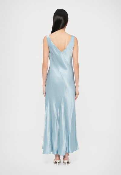 Φόρεμα από σατέν ανοιχτού γαλάζιου χρώματος με βαθιά V στο πίσω μέρος, χωρίς ρούχα στα μανίκια, εφαρμοστό μπούστο και ροή φούστας. Λείο ύφασμα με ελαφριά γυαλάδα.