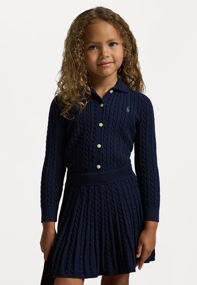 Vestido de malha em cabos na cor azul-marinho, com gola, mangas longas, e uma cintura ajustada, detalhes em botão e um pequeno logotipo no peito.