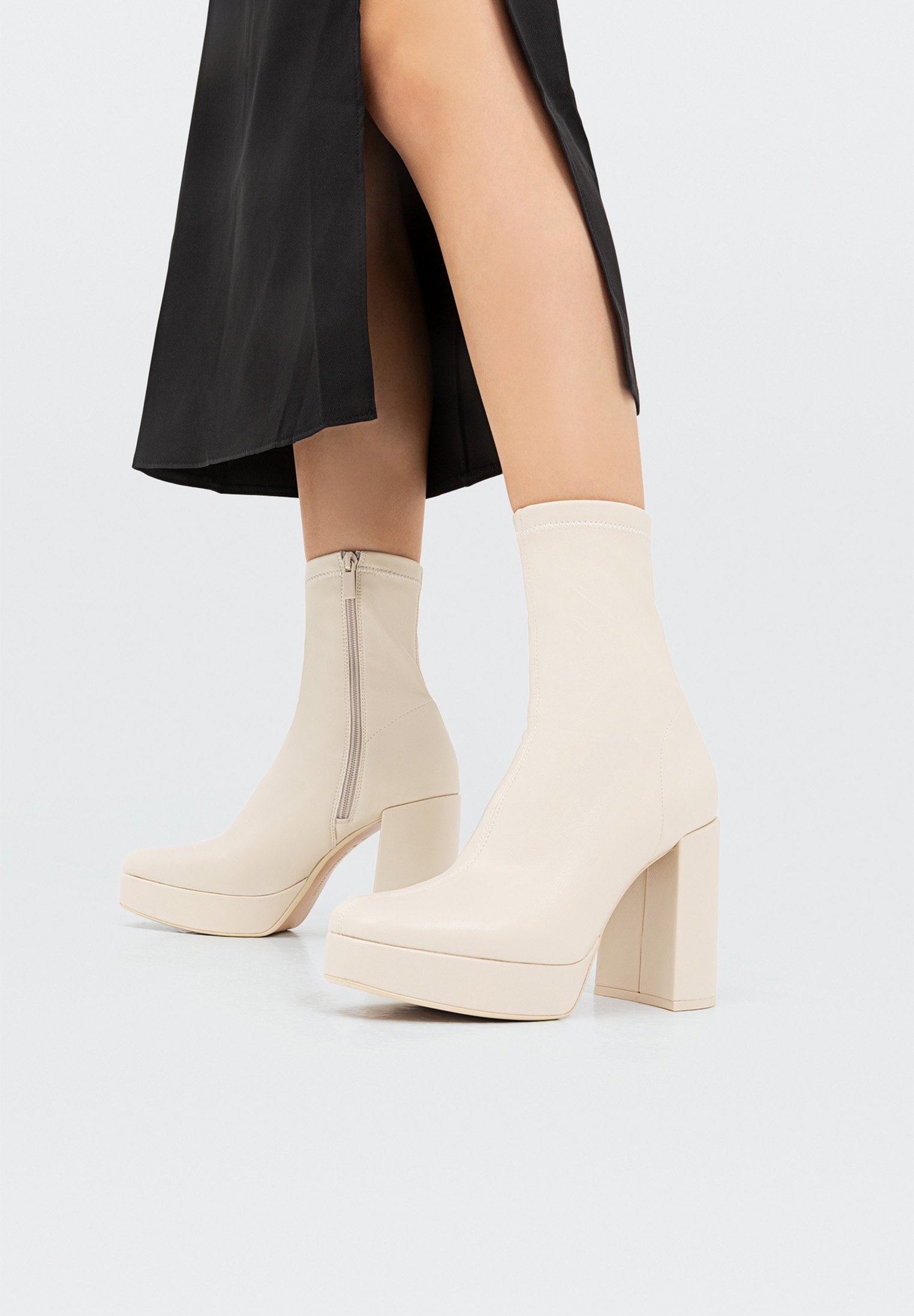 Stradivarius MIT PLATEAU - Enkellaarsjes met hoge hak - off white/crème -  Zalando.be