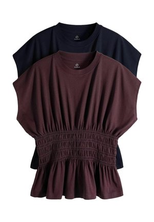 Kaks kokkupandud lühikeste varrukatega topi, üks tumedat mereväesinist lihtsa ümmarguse kaeluse ja üks pruun kogutud vöökoha ja peplum-äärisega, kihiliselt valgel taustal.