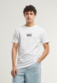 Mister Tee USA COLLEGE WORDING PATCH TEE - T-shirts print - white
