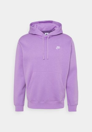 Sudadera con capucha violeta de Nike con bolsillo frontal, capucha con cordón ajustable y logo blanco de Nike en el pecho izquierdo sobre un fondo blanco.