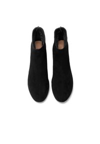 Paire de bottines noires en daim avec bouts arrondis et fermetures éclair à l'arrière, vues de dessus sur fond blanc.