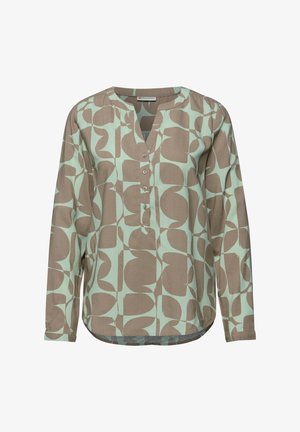 Blouse à manches longues avec encolure ronde, patte de boutonnage partielle, et motifs abstraits marron sur tissu vert clair.