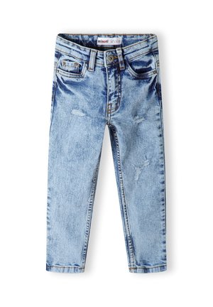 Jean enfant bleu clair avec de légers détails usés, poches avant et arrière, passants de ceinture et fermeture par bouton à la taille.