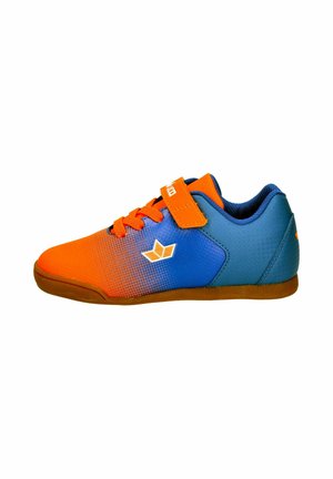 Kinder-Sneaker in Orange und Blau mit Schnürsenkeln, Klettverschluss und brauner Sohle, mit einem weißen geometrischen Logo an der Seite.