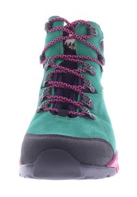 Groene wandelschoen met roze veters, rubberen neuskap, gestructureerd leren bovenwerk en zwarte accenten. Beschikt over meerdere vetersluitingen voor een veilige pasvorm.