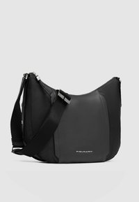 Schwarze Handtasche aus Leder und Nylon mit abgerundeter Form, verstellbarem Riemen und silberfarbenen Hardware-Akzenten.