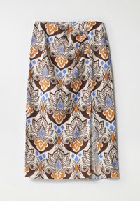 Bufanda multicolor con un patrón floral en marrón, naranja, azul y blanco, hecha de tela ligera con una textura suave.