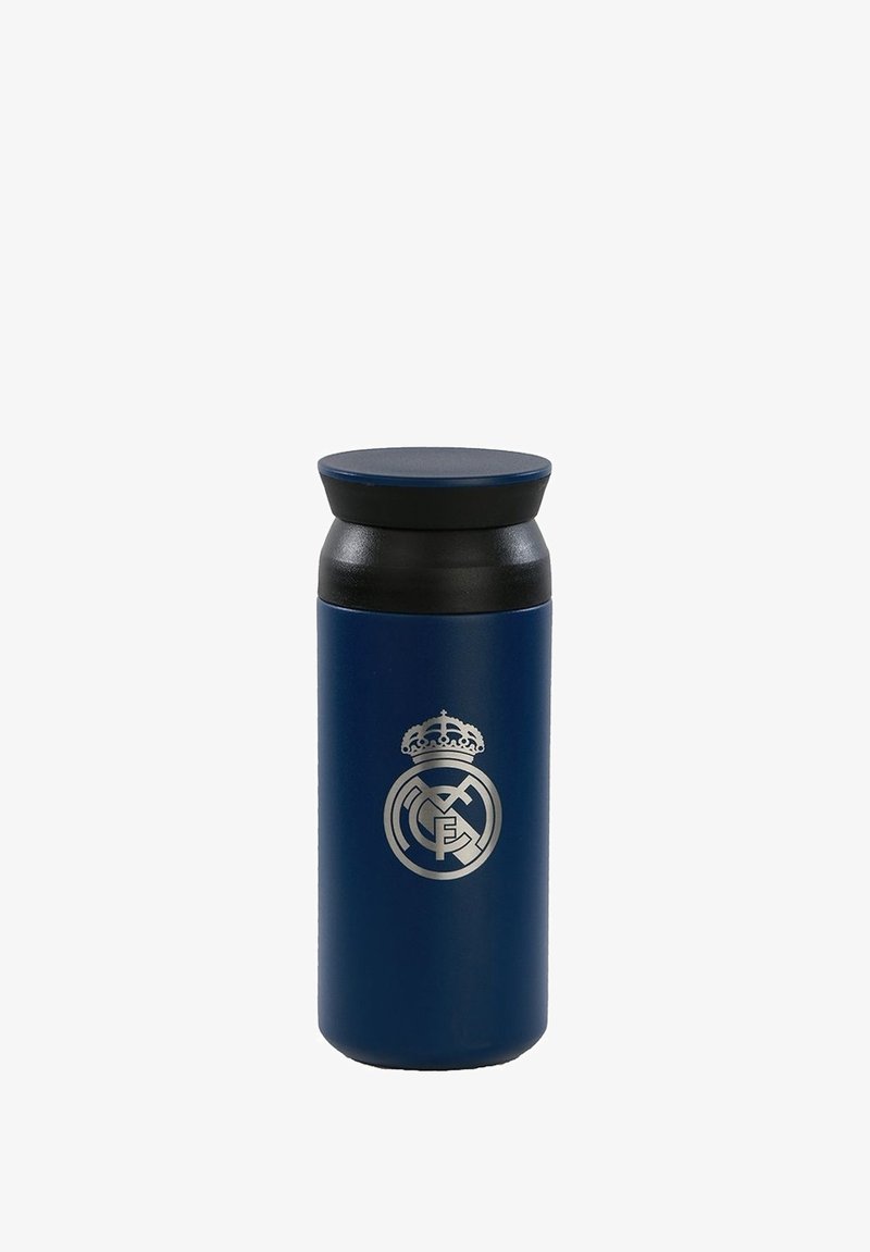 Bouteille de boisson en acier inoxydable bleu avec une finition mate, dotée d'un capuchon noir et d'un logo Real Madrid argenté à l'avant.