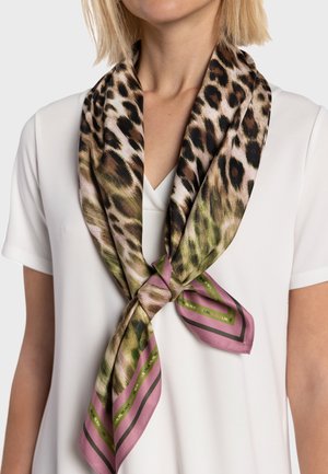 Foulard en soie avec un imprimé léopard aux tons verts et bruns. Bords rayés en rose et vert. Attaché en nœud autour du cou.