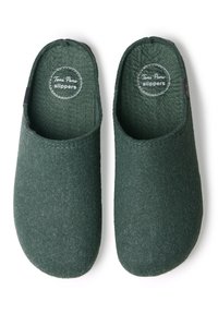 Gröna filttofflor med en slät yta, stängd bakdel och öppen framdel. Inuti står det "Toni Pons tofflor" på etiketten. Enkel, att glida i-design.