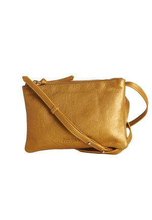 Kleine Umhängetasche aus senfgelbem Leder mit Reißverschluss und verstellbarem Schulterriemen, mit geprägtem Logo auf der Vorderseite.