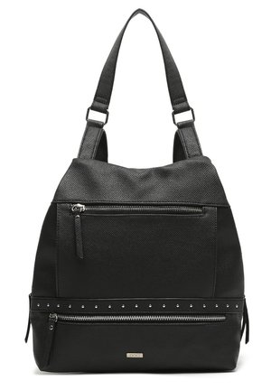 Bolsa de hombro de textil negro con acabado texturizado, múltiples bolsillos con cremallera, acentos con tachuelas y correas ajustables para un transporte versátil.