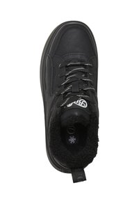 Zapatilla deportiva negra con un upper de cuero texturizado, collar acolchado, cordones reflectantes y un forro suave y esponjoso. Presenta una lengüeta en el talón.