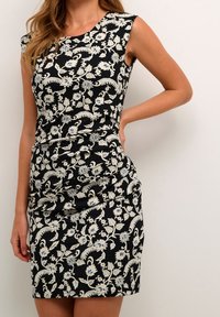 Robe noire à motif floral blanc et bleu, coupe ajustée, sans manches, détails froncés au niveau de la taille, texture de tissu lisse.