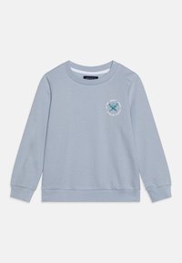 Sudadera azul claro con cuello redondo y mangas largas, que presenta un pequeño parche de logo en el pecho y puños y dobladillo acanalados.