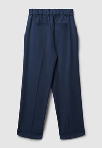 Pantaloni di un blu navy, larghi e con vita elasticizzata. Presentano due tasche posteriori e orli cuffi. Realizzati in un tessuto morbido e liscio.