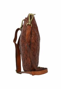 Bolso de cuero marrón con patrones florales en relieve, correa de hombro ajustable y herrajes en tono dorado, con una parte superior redondeada y superficie texturizada.