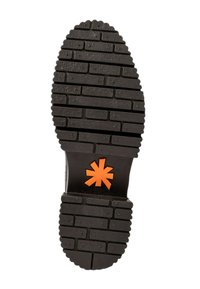 Suela de zapato de goma negra con una superficie texturizada y estampada, y un acento central en forma de estrella de color naranja.
