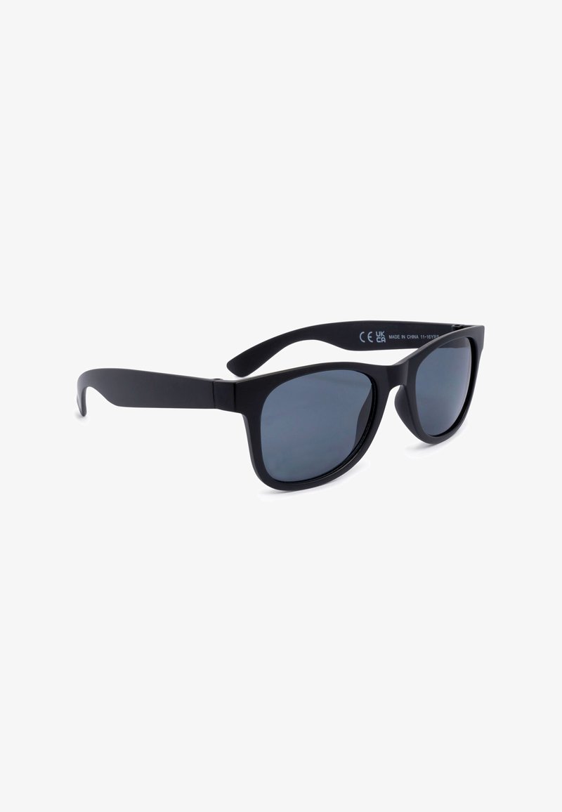 Gafas de sol de plástico negro con lentes oscuros, forma rectangular, textura suave y patillas elegantes. Sin patrones ni detalles de hardware notables.