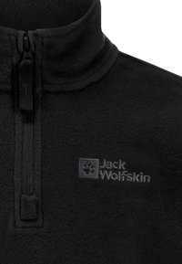 Pullover nero in pile con colletto alto, caratterizzato da una zip parziale frontale e un ricamo del logo discreto sul lato sinistro del petto. Texture morbida.