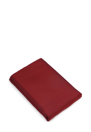 Rode textuurstof netjes gevouwen, met gladde randen en een uniforme kleur. Het materiaal lijkt duurzaam en lichtgewicht.