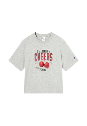 Graues Kurzarm-T-Shirt mit rotem Text "CHERRIES CHEERS", kombiniert mit einer Kirschgrafik und "Champion Squad"-Schriftzug auf der Vorderseite.
