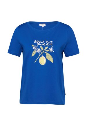 Niebieski T-shirt z krótkim rękawem z ilustracją gałązki cytryny i napisem „kwaśny, ale słodki” na przodzie.