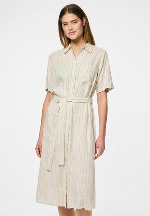 Robe beige en lin, à boutons, avec des manches courtes, des rayures verticales, une taille ceinturée et une poche poitrine, tombant sous le genou.