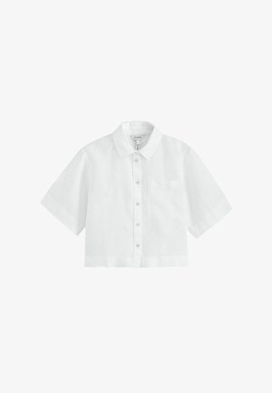 Hvid kortærmet cropped skjorte med knapper foran, krave og en enkelt brystlomme.
