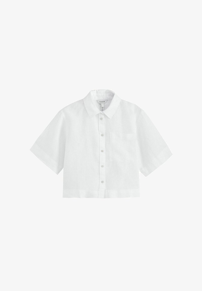 Chemise courte blanche à manches courtes, avec boutonnière devant, col et une poche poitrine.