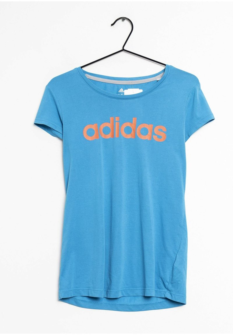 Modrá bavlněná tričko s kulatým výstřihem a krátkými rukávy, s oranžovým logem "adidas" tištěným na přední straně. Hladká textura, volný střih.