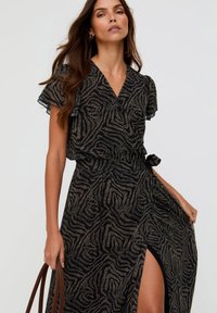 Schwarzes Kleid mit abstraktem goldfarbenem Muster, kurzen Flügelärmeln und Wickeldesign. Verfügt über einen seitlichen Schlitz und eine gebundene Taillendetaillierung.