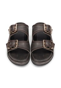 Sandali in pelle marrone con due ampia cinghie e fibbie in tono oro. Suole piatte con una finitura testurizzata per una presa e comfort ottimali.
