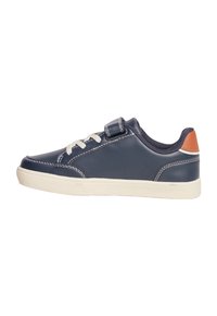 Sneaker in pelle blu navy con lacci elastici, fascia in Velcro e suola in gomma color crema. Presenta cuciture bianche e un accento in pelle marrone sul tallone.