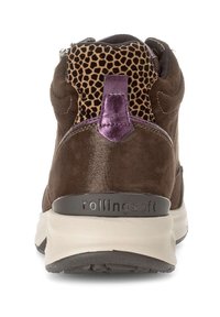 Bruine suède sneaker met een textuur van een luipaardprint op de kraag, paarse accenten en een licht beige loopzool met het 'rollingsoft' logo.