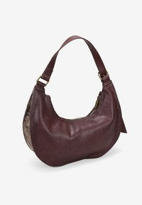 Bolso de hombro de cuero burdeos con forma curva, acabado texturizado y un panel de piel de serpiente en contraste. Cuenta con un cierre de cremallera y una correa ajustable.