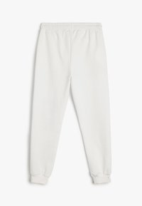 Hvide sweatpants lavet af blød bomuldsblanding, med en elastisk talje og indsnævrede ærmer for komfort og en afslappet pasform.