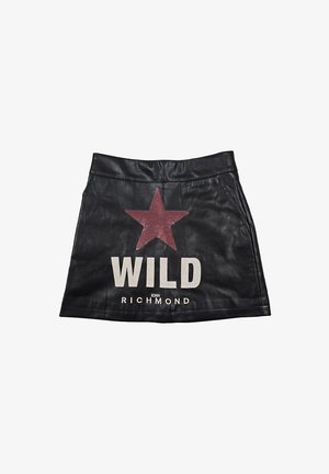Gonna in pelle nera corta con un design a stella rossa e il testo "WILD" in bianco. Accentuata con "JOHN RICHMOND" in fondo.