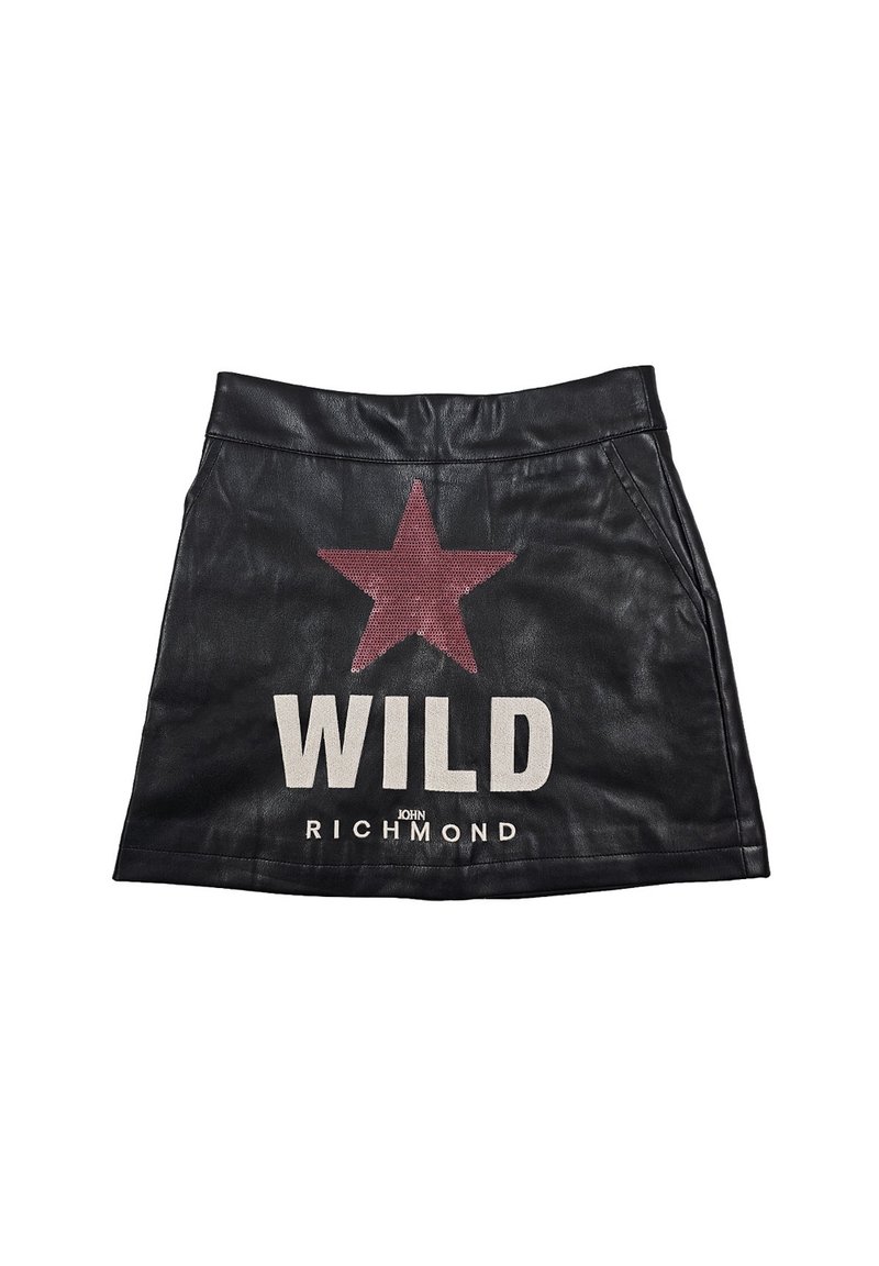 Gonna in pelle nera corta con un design a stella rossa e il testo "WILD" in bianco. Accentuata con "JOHN RICHMOND" in fondo.