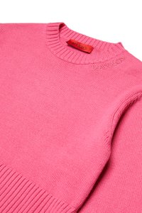 Rosa strikkegenser med ribbestrikket rund hals og mansjetter. Har en subtil brodert logo på brystet og en glatt tekstur.