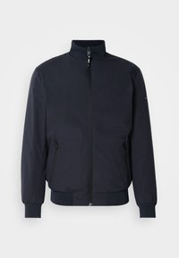Mørkeblå bomberjakke med høj krave, frontlynlås, sidelommer og ribbet manchetter og bund. Glat tekstur og minimalistisk design.
