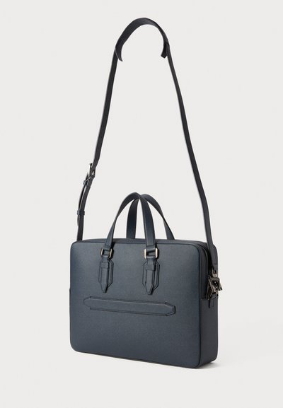 Servir à un porte-documents en cuir synthétique bleu avec des poignées supérieures doubles et une bandoulière amovible. Comprend une fermeture éclair et une poche avant.