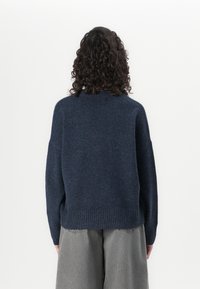 Vero Moda VMBOOM O NECK   - Strickpullover - navy blazer