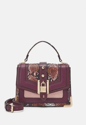 Borsa con motivo in pelle di serpente color bordeaux e rosa, dettaglio chiusura dorata, manico superiore e tracolla staccabile su sfondo bianco.