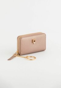 Portfel z zamkiem błyskawicznym wykonany z teksturowanego beżowego materiału syntetycznego, z akcentem w postaci złotego elementu metalowego oraz zawieszką na klucze.