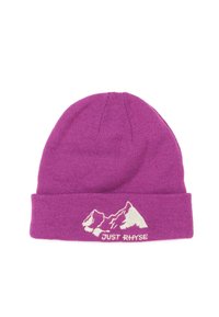 Berretto a maglia viola con risvolto, realizzato in morbido materiale, con una grafica di montagne bianche e "JUST RHYSE" ricamato sul davanti.